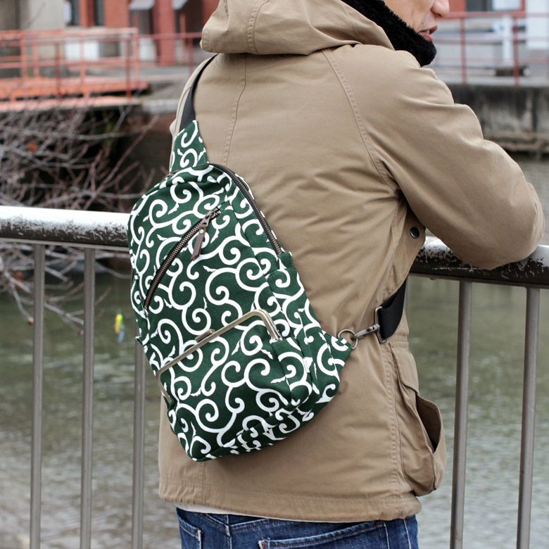 縦型がま口ボディバッグ【帆布・唐草/水玉】使用イメージ