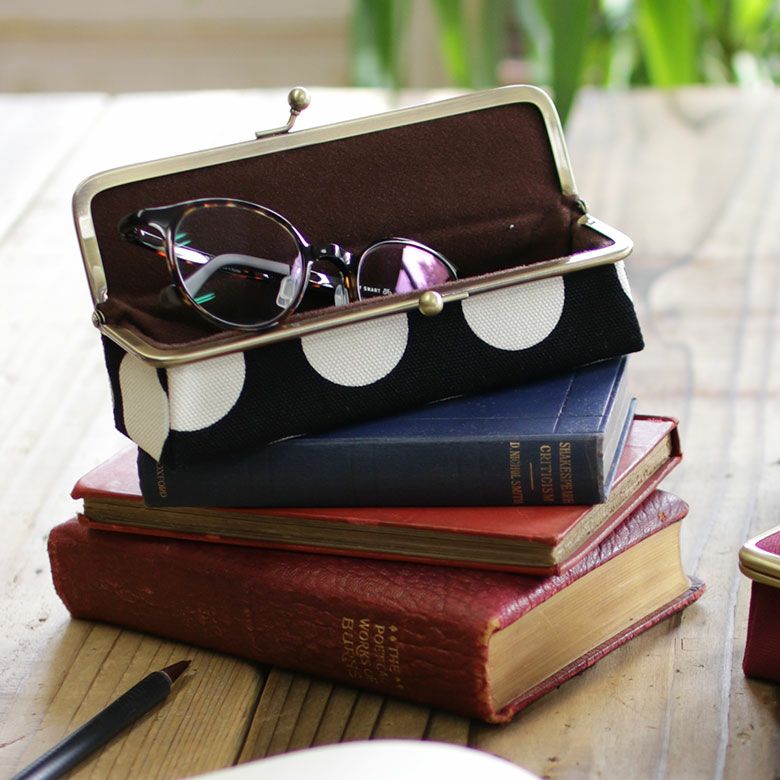 がま口メガネBOX【帆布・唐草/水玉】使用イメージ