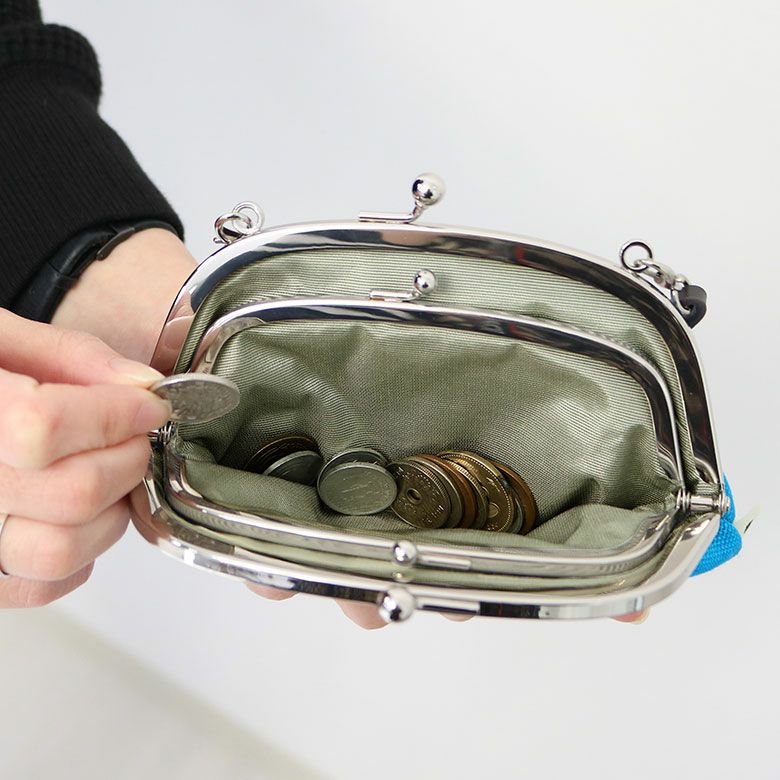 革ヒモ付き親子がま口財布【帆布・にこだま柄】小銭入れは大きく開き、中の小銭が一目瞭然。