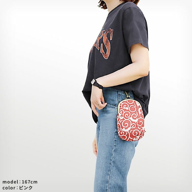 AYANOKOJI あやの小路 がま口チョークポーチ＋（プラス）【ねこ唐草】 モデル着用イメージ