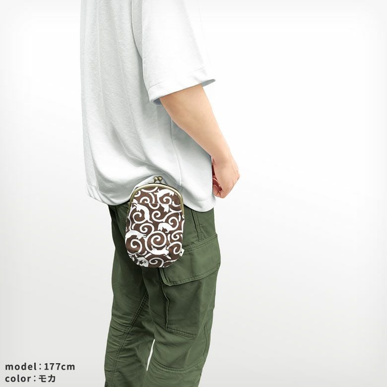 AYANOKOJI あやの小路 がま口チョークポーチ＋（プラス）【ねこ唐草】 モデル着用イメージ