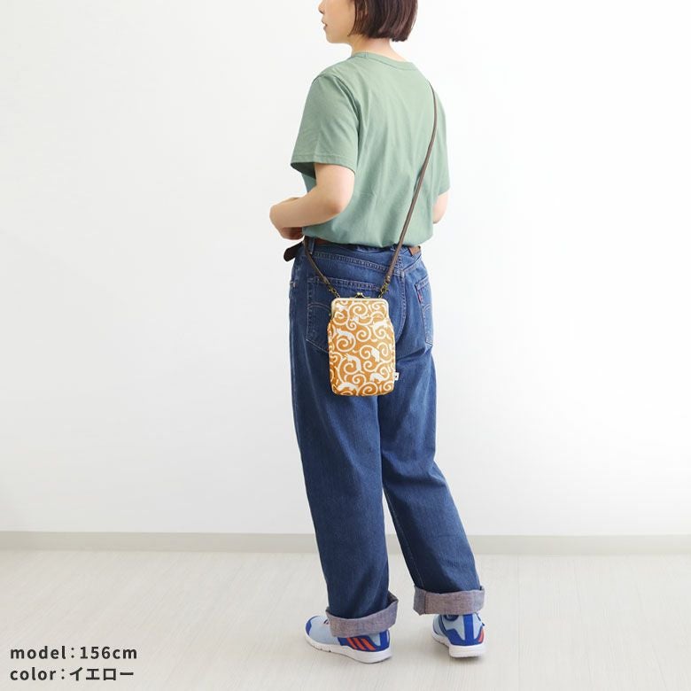 AYANOKOJI あやの小路 お散歩ポシェット ねこ唐草 モデル着用イメージ