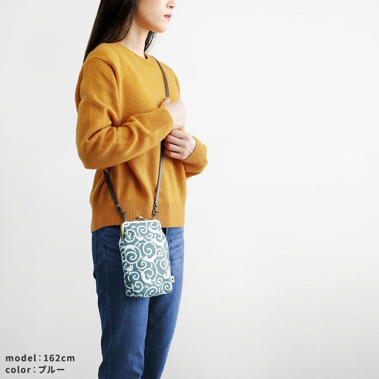 AYANOKOJI あやの小路 お散歩ポシェット ねこ唐草 モデル着用イメージ