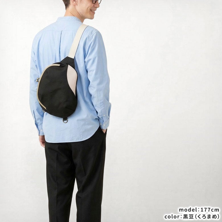 がま口まめボディバッグ【帆布・無地】※がまろっく付き　モデル着用イメージ