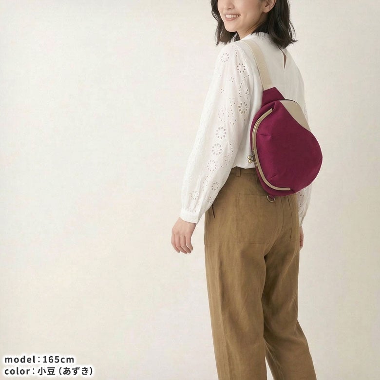 がま口まめボディバッグ【帆布・無地】※がまろっく付き　モデル着用イメージ