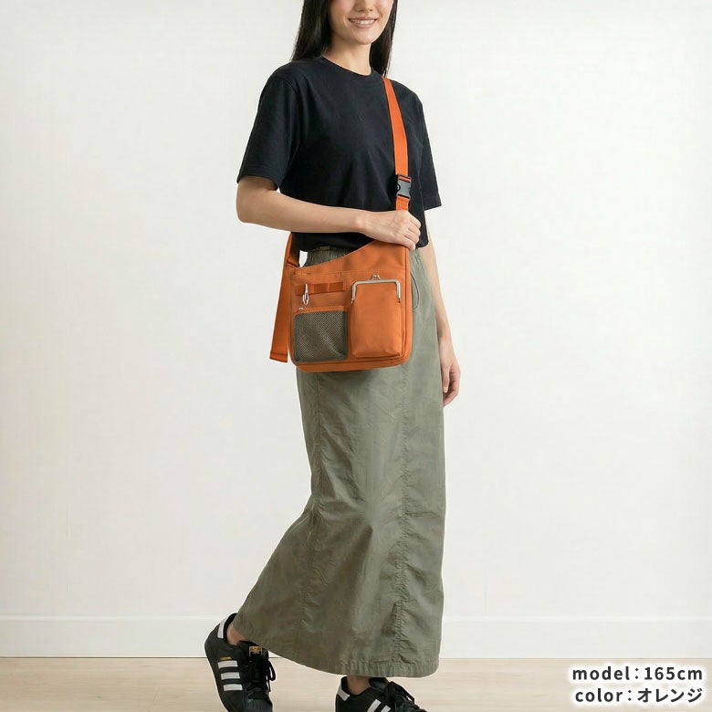 ジレバッグ【Sarei NEUTRA】　女性モデル着用イメージ